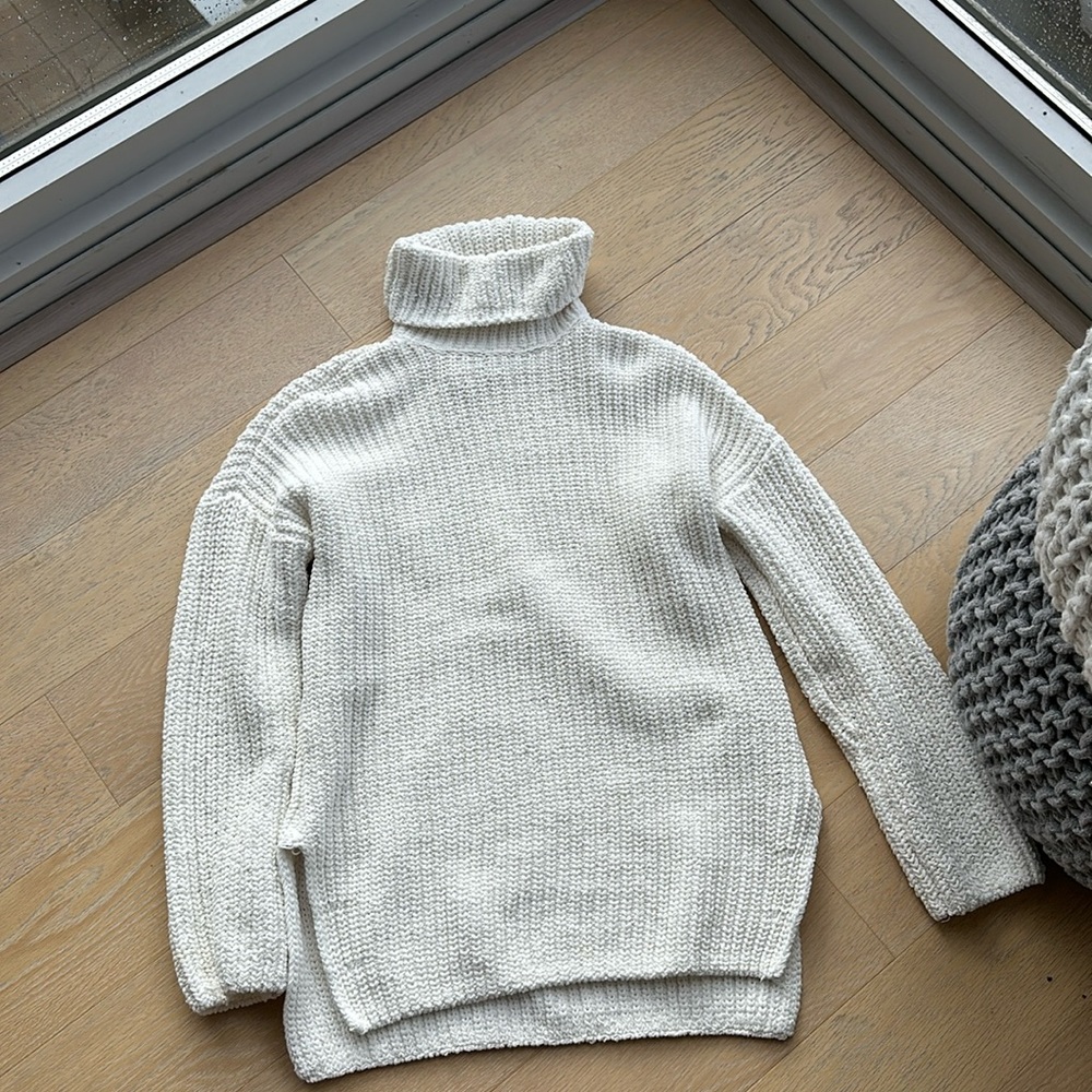 Lightly used!! Abercrombie and Fitch ivory sweater in size XXS